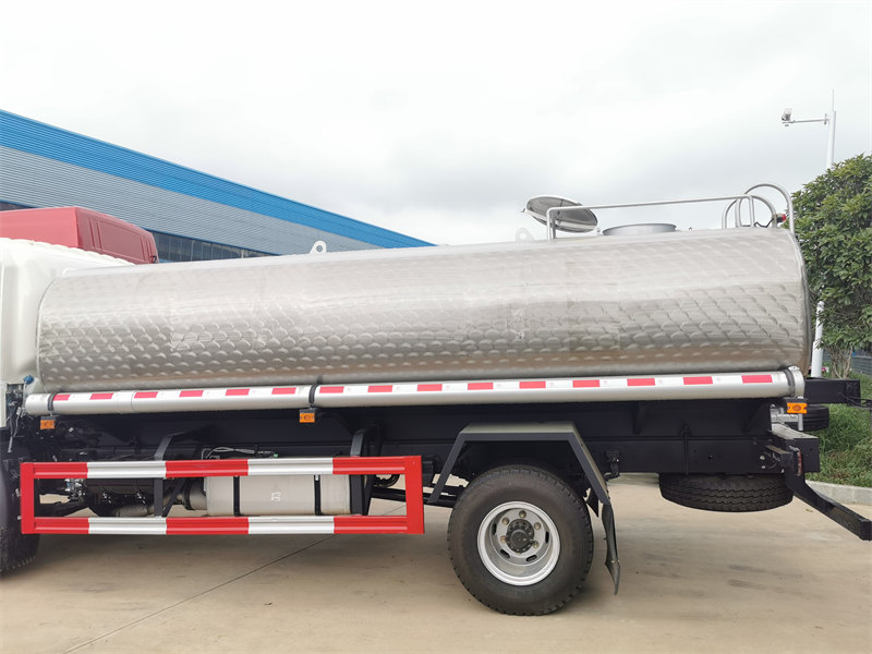 HOWO 6 wheeler drinking water tanker