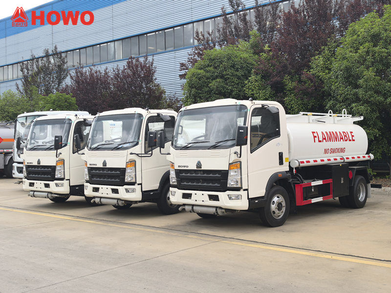 Camion cisternă de combustibil Howo RHD de 5 mcb cu 3 unități