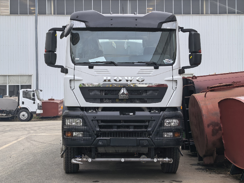 Water bowser on HOWO TX truck