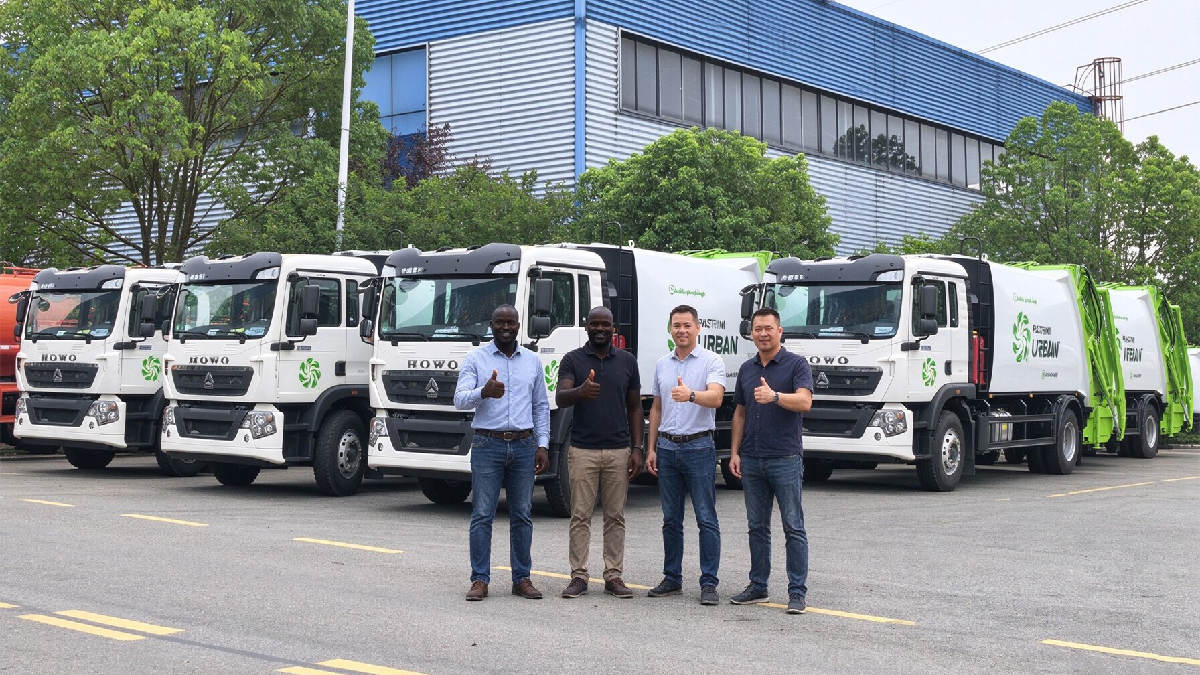 Senegal clients visiting factory checking 8 units HOWO TX rear loader truck